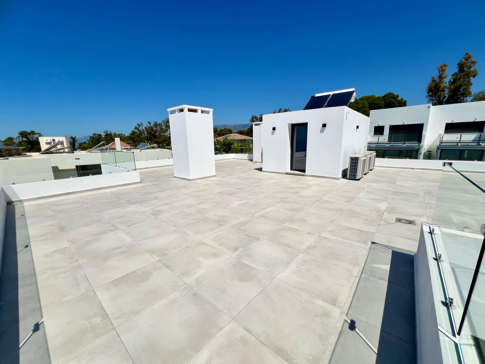 4 bedroom Villa for sale in Marbella with pool garage - € 3,899,000 (Ref: 8074987)