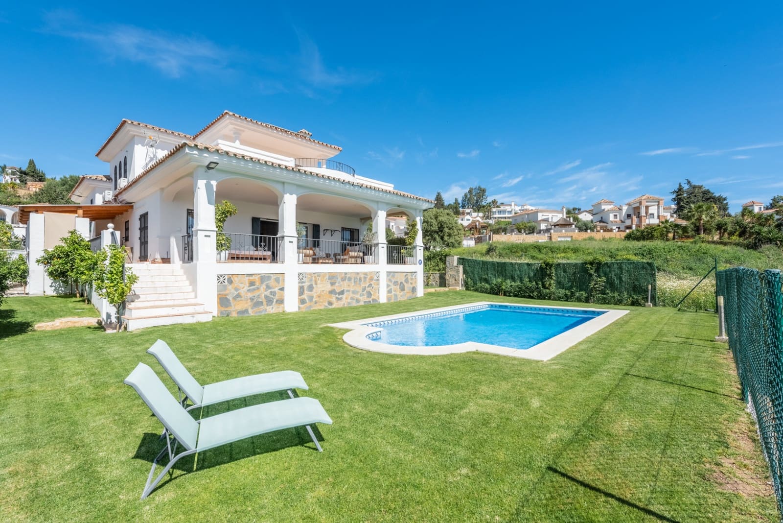 5 bedroom Villa for sale in Estepona with pool garage - € 1,390,000 (Ref: 8201826)