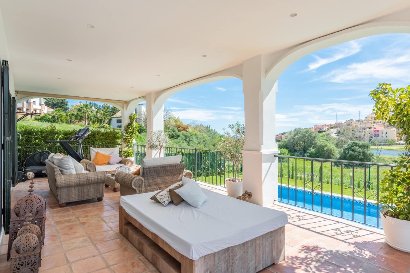 5 bedroom Villa for sale in Estepona with pool garage - € 1,390,000 (Ref: 8201826)