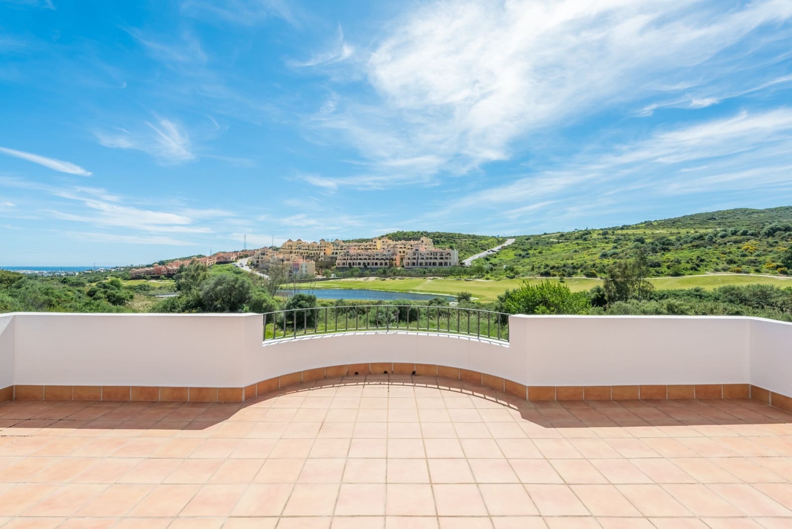 5 bedroom Villa for sale in Estepona with pool garage - € 1,390,000 (Ref: 8201826)