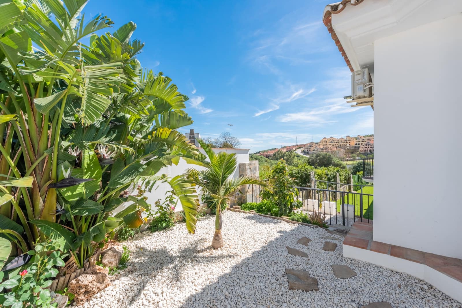 5 bedroom Villa for sale in Estepona with pool garage - € 1,390,000 (Ref: 8201826)