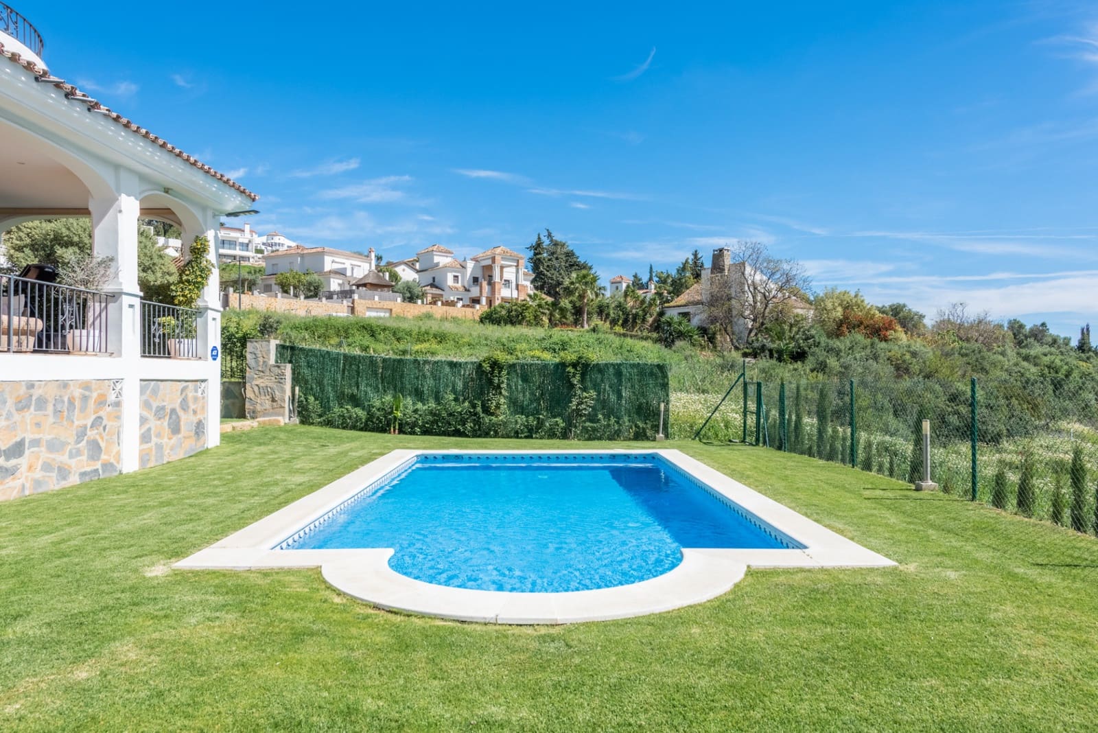 5 bedroom Villa for sale in Estepona with pool garage - € 1,390,000 (Ref: 8201826)