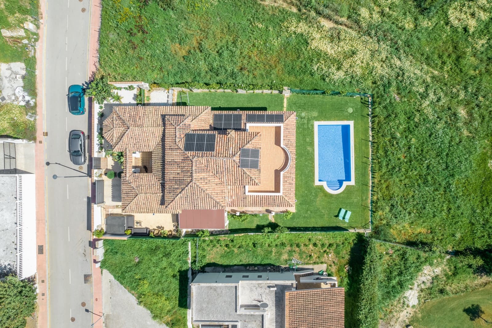 5 bedroom Villa for sale in Estepona with pool garage - € 1,390,000 (Ref: 8201826)