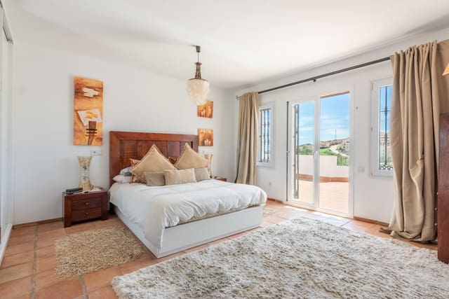 5 quarto Moradia para venda em Estepona com piscina garagem - 1 390 000 € (Ref: 8201826)