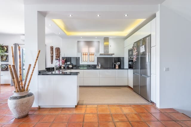5 quarto Moradia para venda em Estepona com piscina garagem - 1 390 000 € (Ref: 8201826)