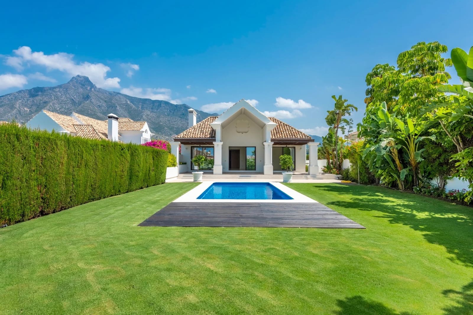 6 bedroom Villa for sale in Marbella with pool garage - € 3,950,000 (Ref: 8243625)