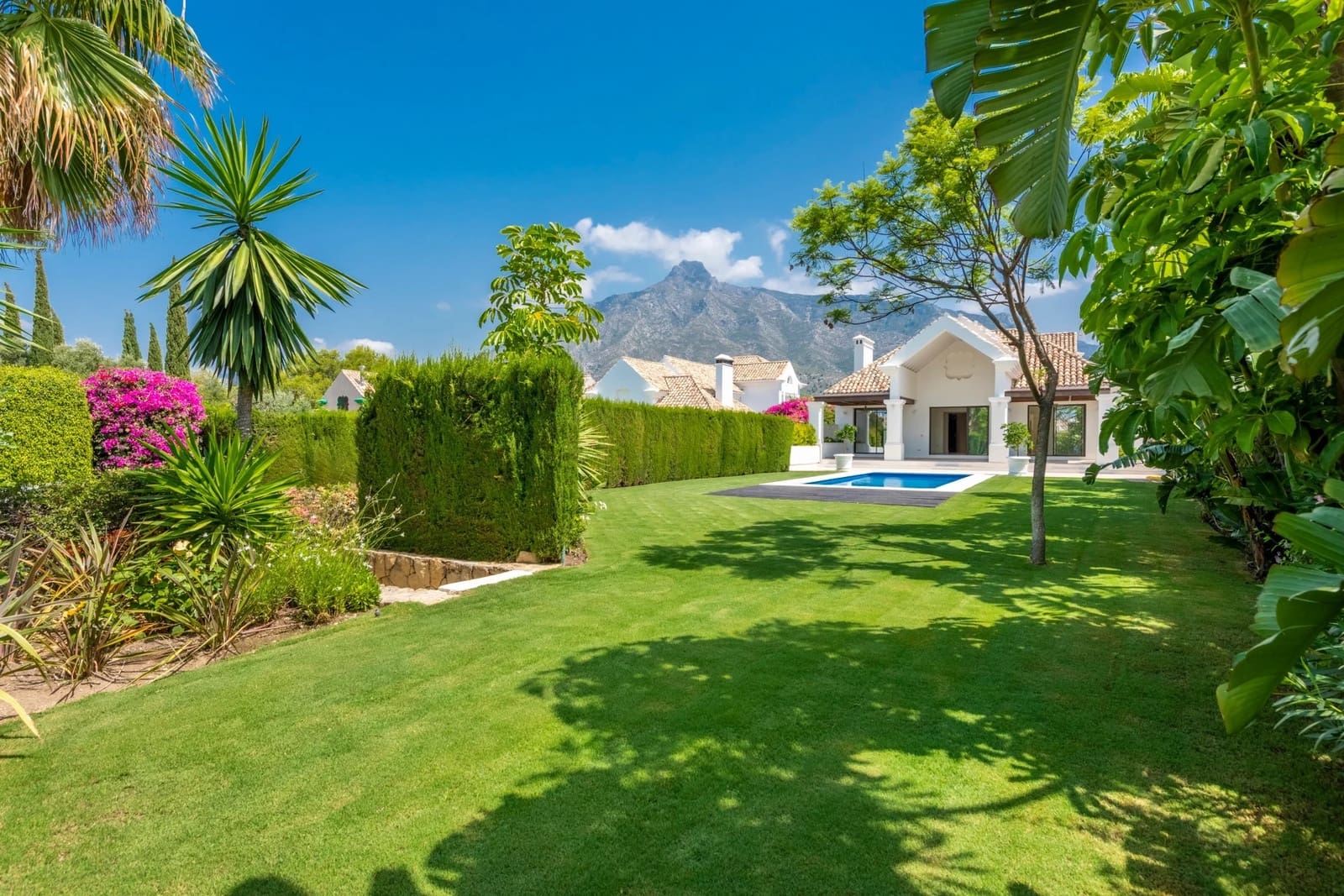 6 bedroom Villa for sale in Marbella with pool garage - € 3,950,000 (Ref: 8243625)