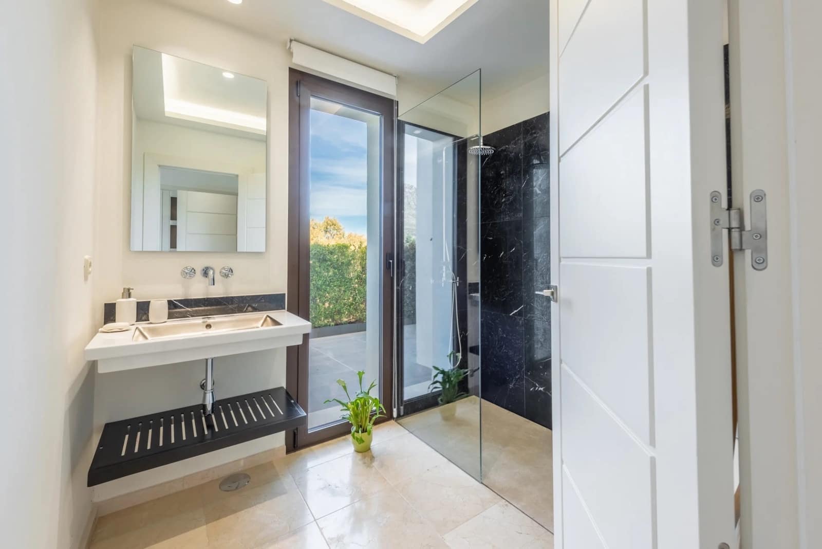 6 bedroom Villa for sale in Marbella with pool garage - € 3,950,000 (Ref: 8243625)