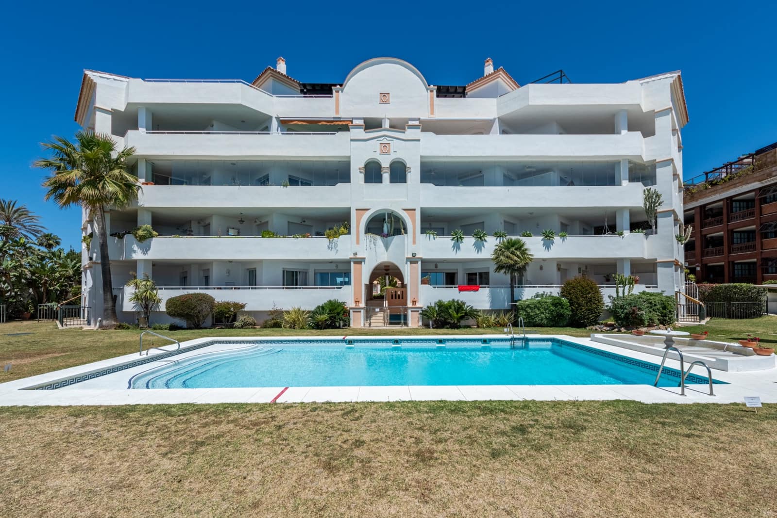 2 bedroom Apartment for sale in Marbella with pool garage - € 1,100,000 (Ref: 8302838)