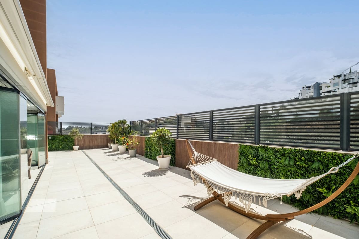 4 sypialnia Apartament na sprzedaż w La Quinta z basenem garażem - 690 000 € (Ref: 8318012)