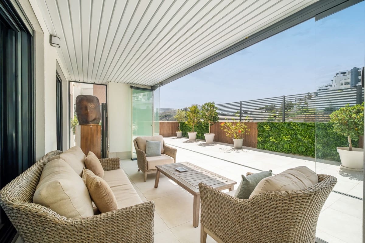 4 sypialnia Apartament na sprzedaż w La Quinta z basenem garażem - 690 000 € (Ref: 8318012)