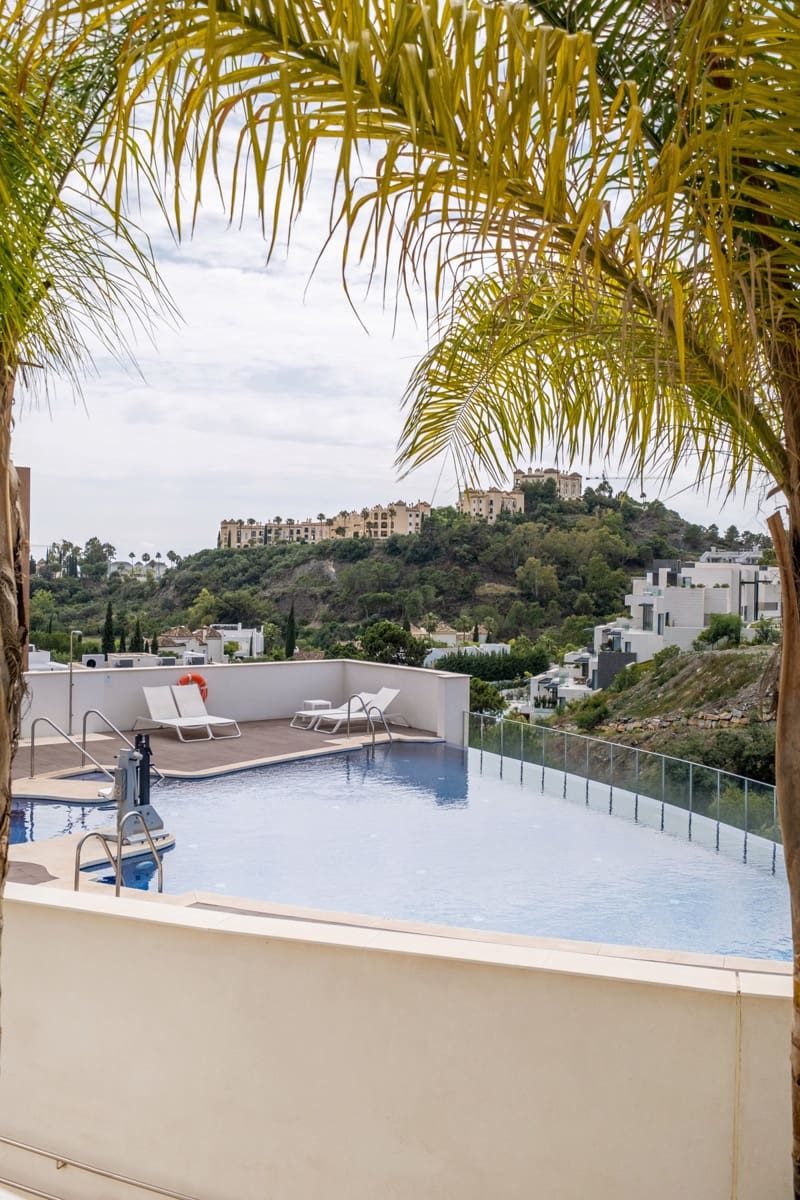 4 sypialnia Apartament na sprzedaż w La Quinta z basenem garażem - 690 000 € (Ref: 8318012)