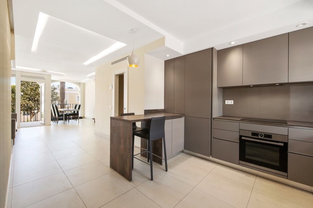 2 sypialnia Dom na sprzedaż w Nueva Andalucia z basenem garażem - 550 000 € (Ref: 8568361)