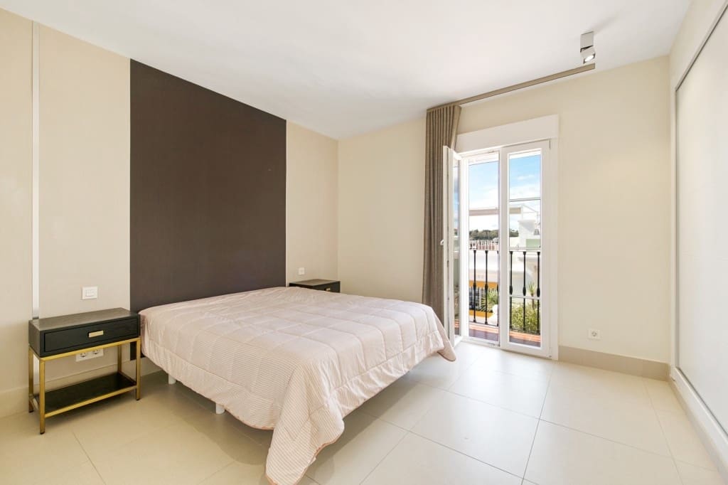 2 sypialnia Dom na sprzedaż w Nueva Andalucia z basenem garażem - 550 000 € (Ref: 8568361)