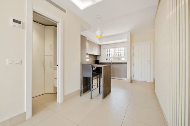 2 sypialnia Dom na sprzedaż w Nueva Andalucia, Marbella z basenem garażem - 550 000 € (Ref: 8568361)