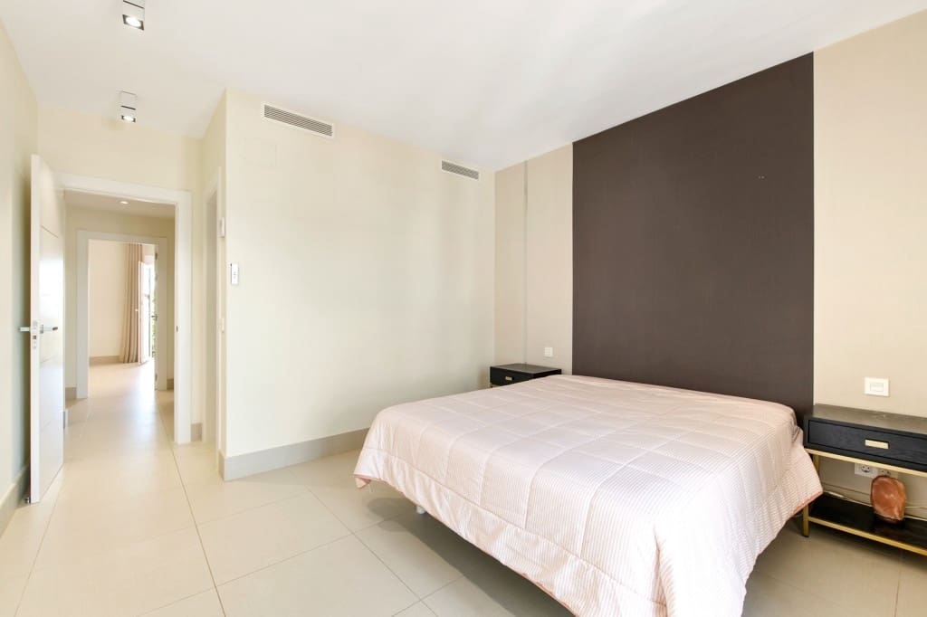 2 sypialnia Dom na sprzedaż w Nueva Andalucia z basenem garażem - 550 000 € (Ref: 8568361)