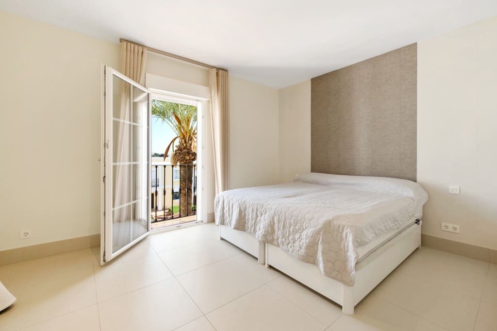 2 sypialnia Dom na sprzedaż w Nueva Andalucia z basenem garażem - 550 000 € (Ref: 8568361)