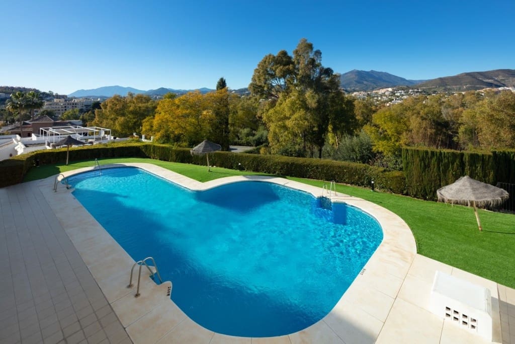 2 sypialnia Dom na sprzedaż w Nueva Andalucia z basenem garażem - 550 000 € (Ref: 8568361)