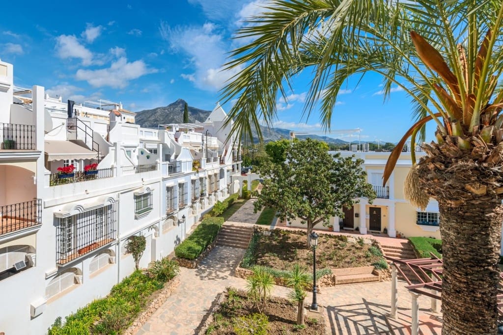 2 sypialnia Dom na sprzedaż w Nueva Andalucia z basenem garażem - 550 000 € (Ref: 8568361)