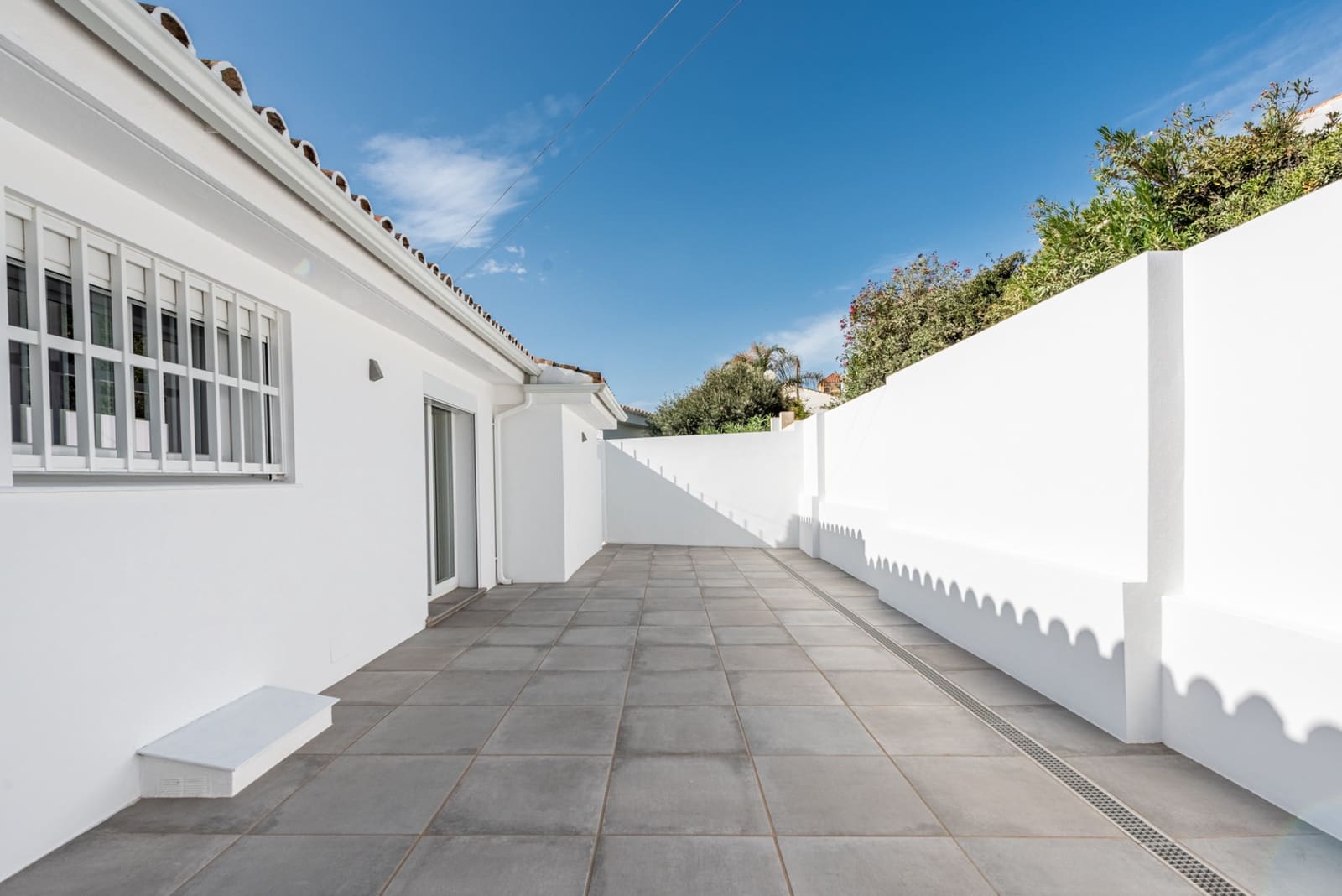 4 bedroom Villa for sale in Estepona with pool garage - € 1,420,000 (Ref: 8576673)