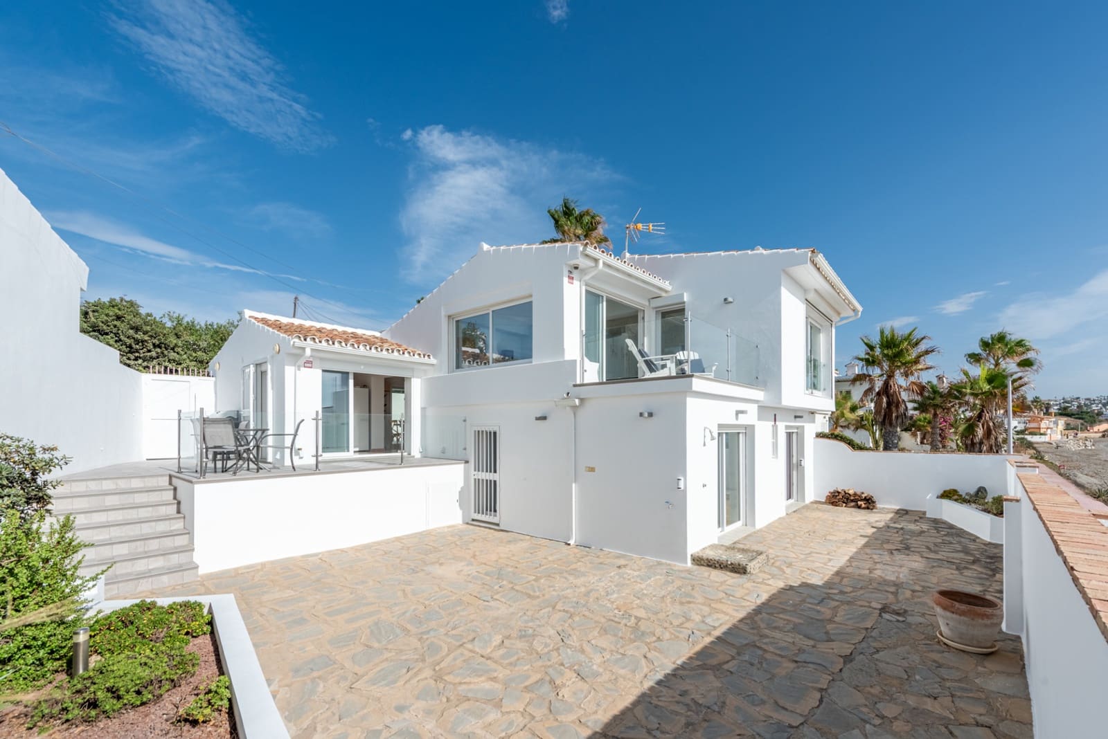 4 bedroom Villa for sale in Estepona with pool garage - € 1,420,000 (Ref: 8576673)