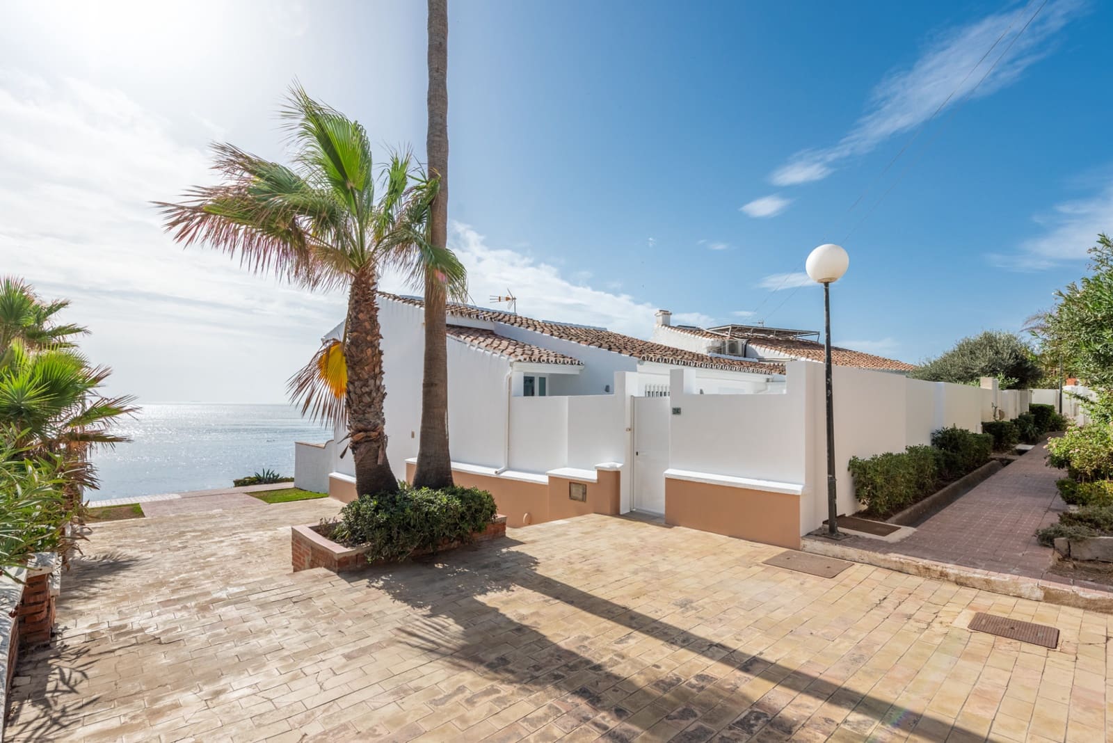 4 bedroom Villa for sale in Estepona with pool garage - € 1,420,000 (Ref: 8576673)