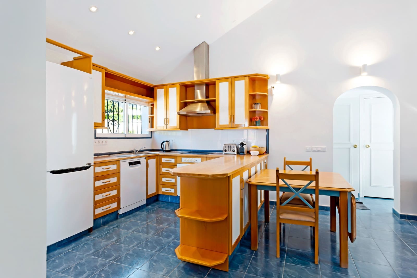 3 bedroom Penthouse for sale in Marbella with pool - € 450,000 (Ref: 8584576)