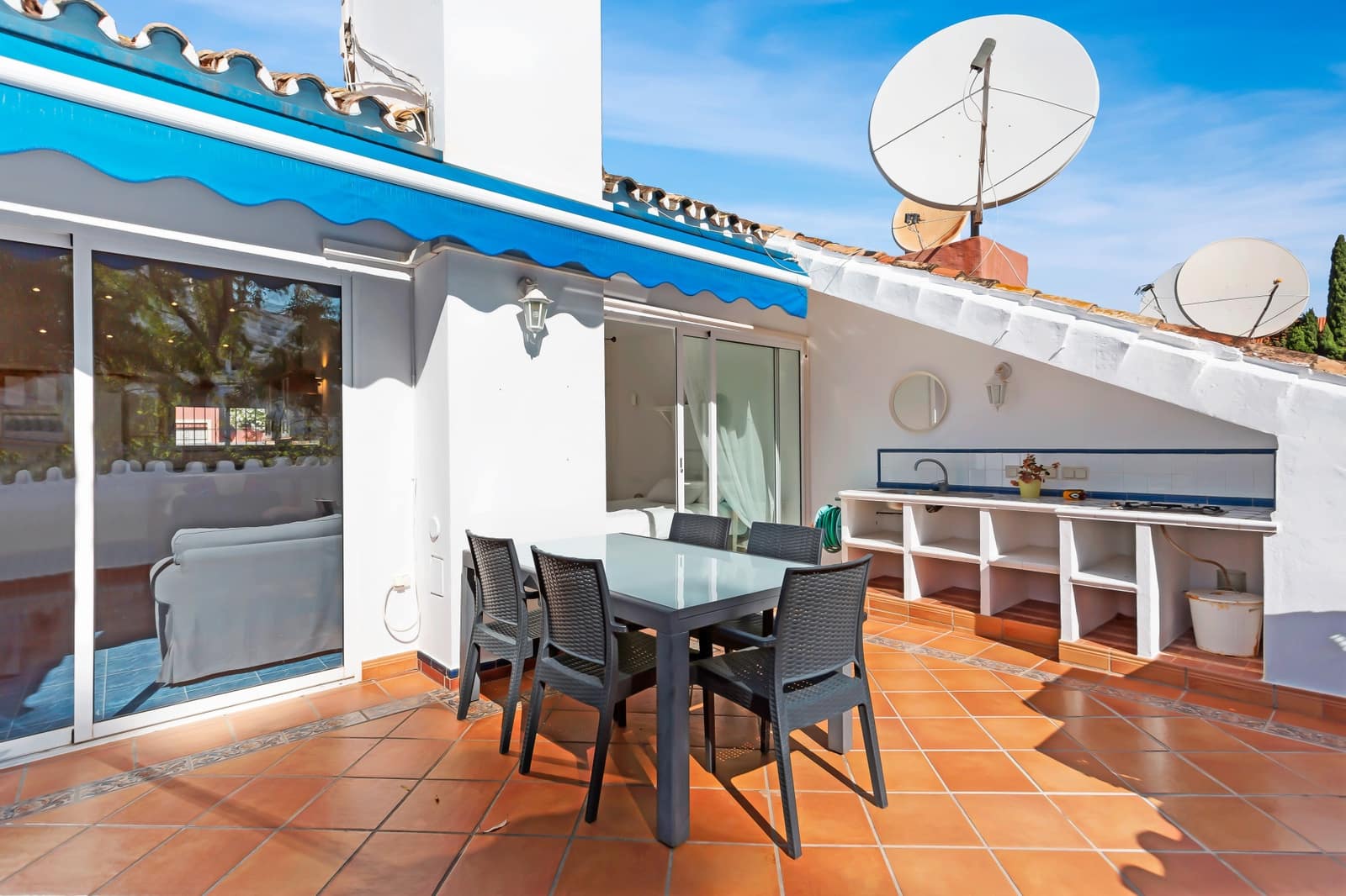 3 bedroom Penthouse for sale in Marbella with pool - € 450,000 (Ref: 8584576)