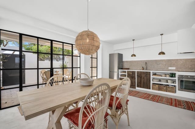 2 makuuhuone Omakotitalo myytävänä paikassa Marbella mukana uima-altaan 
autotalli - 640 000 € (Ref: 8691410)