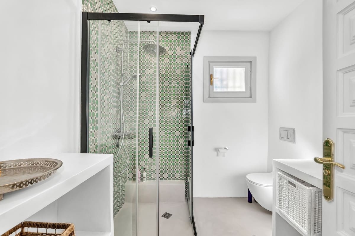 2 makuuhuone Omakotitalo myytävänä paikassa Marbella mukana uima-altaan 
autotalli - 640 000 € (Ref: 8691410)