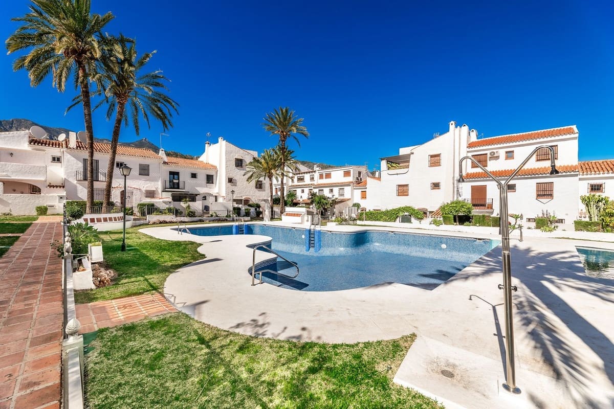 2 makuuhuone Omakotitalo myytävänä paikassa Marbella mukana uima-altaan 
autotalli - 640 000 € (Ref: 8691410)