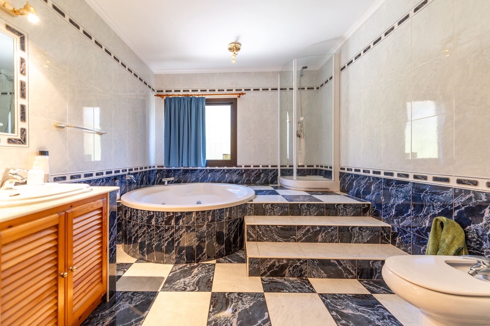 4 bedroom Villa for sale in Marbella with pool garage - € 1,190,000 (Ref: 8697986)