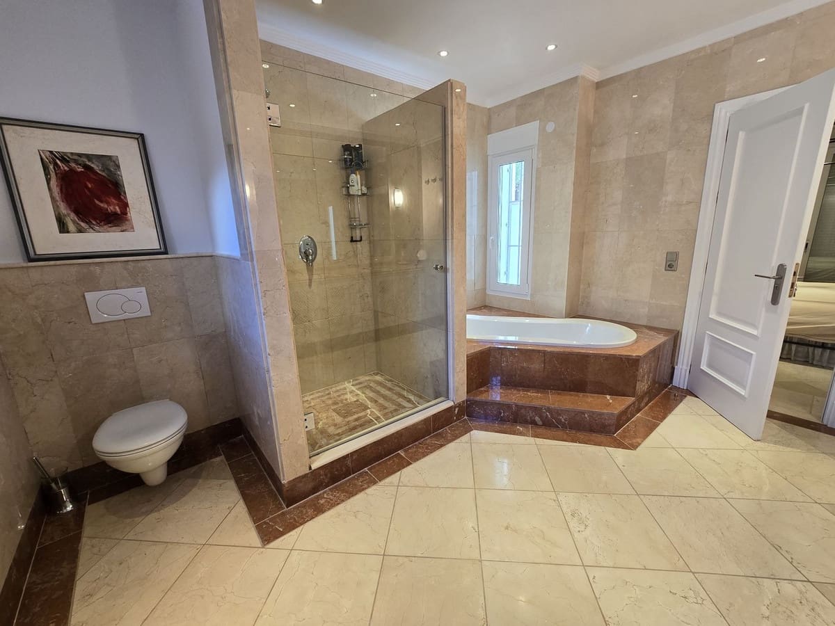 4 bedroom Villa for sale in Marbella with pool garage - € 1,990,000 (Ref: 8727778)