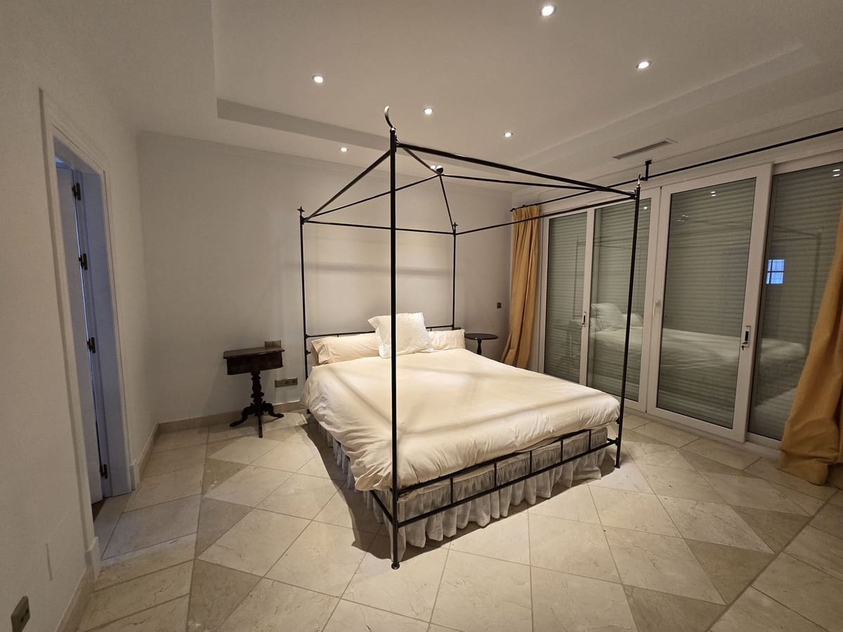 4 bedroom Villa for sale in Marbella with pool garage - € 1,990,000 (Ref: 8727778)