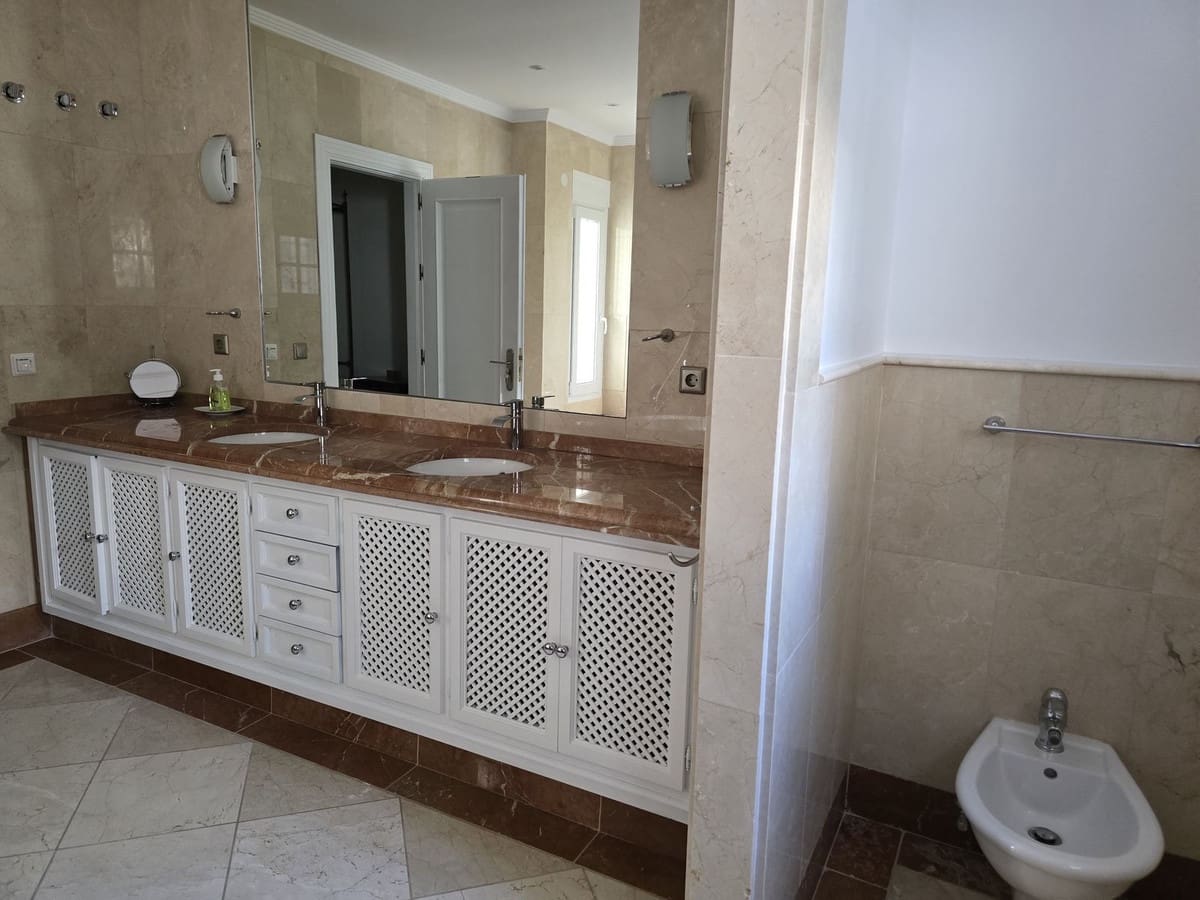 4 bedroom Villa for sale in Marbella with pool garage - € 1,990,000 (Ref: 8727778)