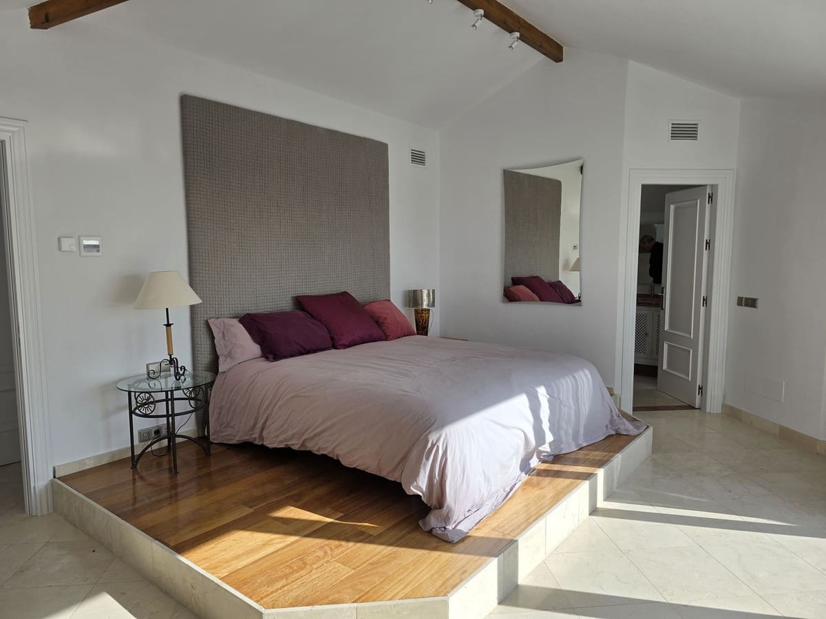 4 bedroom Villa for sale in Marbella with pool garage - € 1,990,000 (Ref: 8727778)