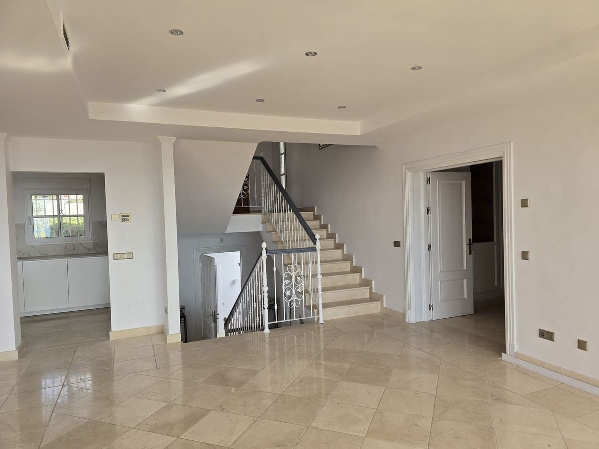 4 bedroom Villa for sale in Marbella with pool garage - € 1,990,000 (Ref: 8727778)