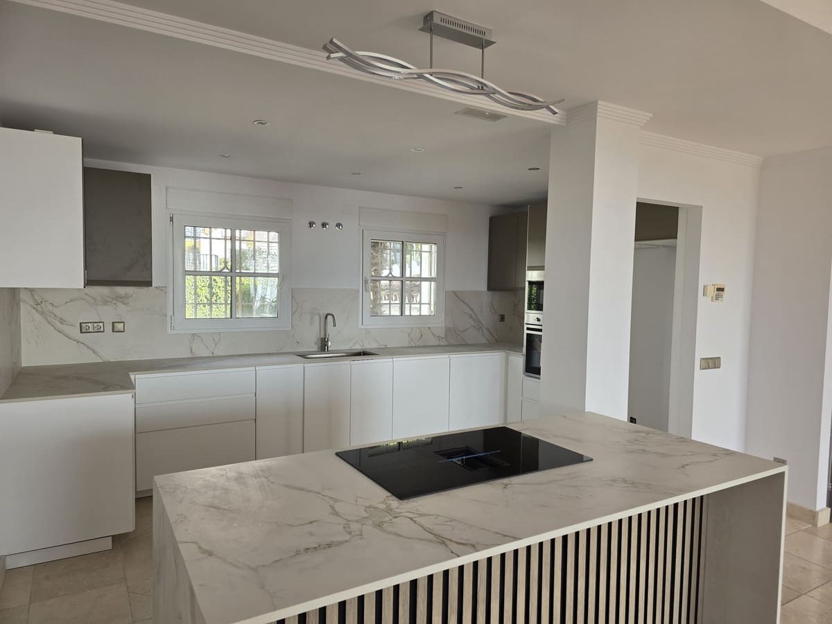 4 bedroom Villa for sale in Marbella with pool garage - € 1,990,000 (Ref: 8727778)