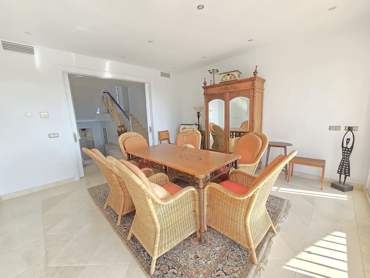 4 bedroom Villa for sale in Marbella with pool garage - € 1,990,000 (Ref: 8727778)