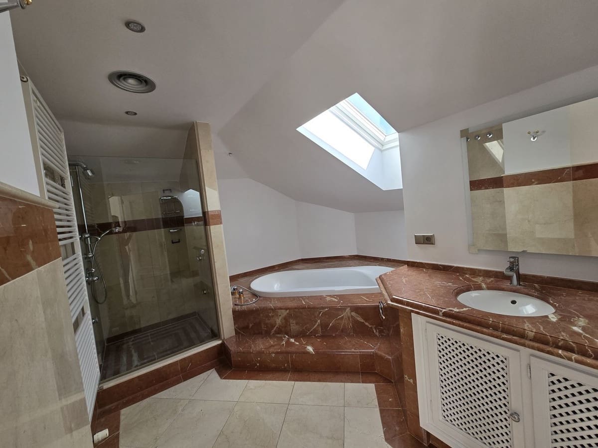 4 bedroom Villa for sale in Marbella with pool garage - € 1,990,000 (Ref: 8727778)