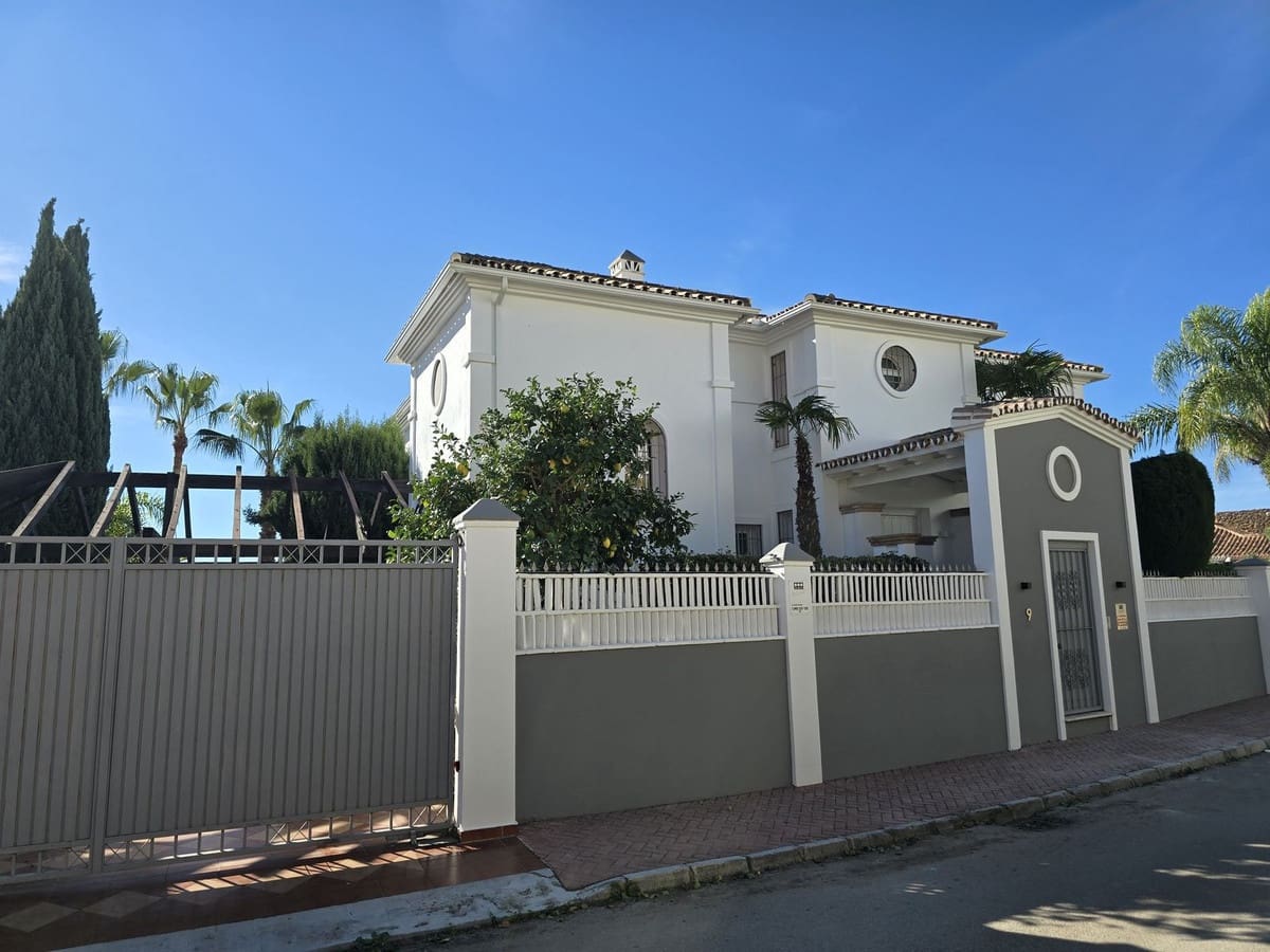 4 bedroom Villa for sale in Marbella with pool garage - € 1,990,000 (Ref: 8727778)