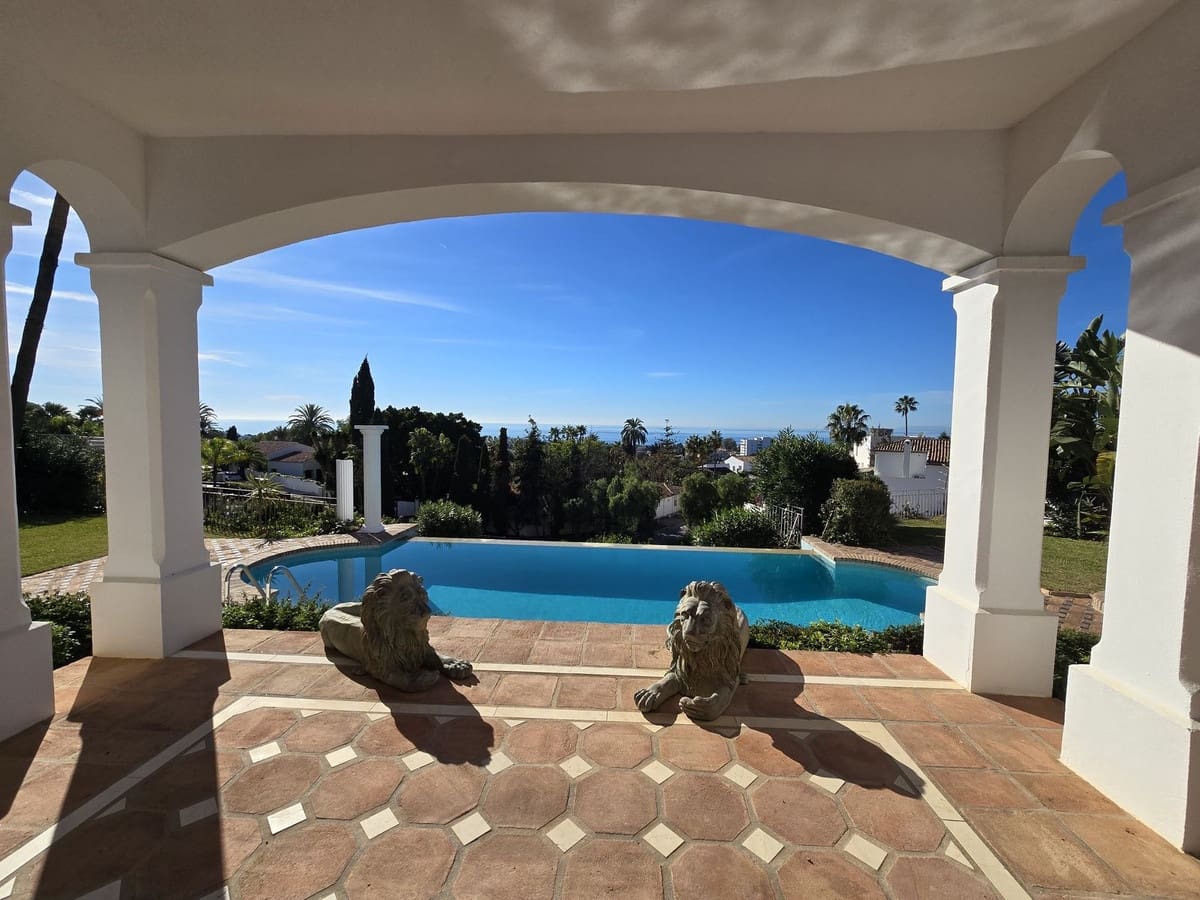 4 bedroom Villa for sale in Marbella with pool garage - € 1,990,000 (Ref: 8727778)