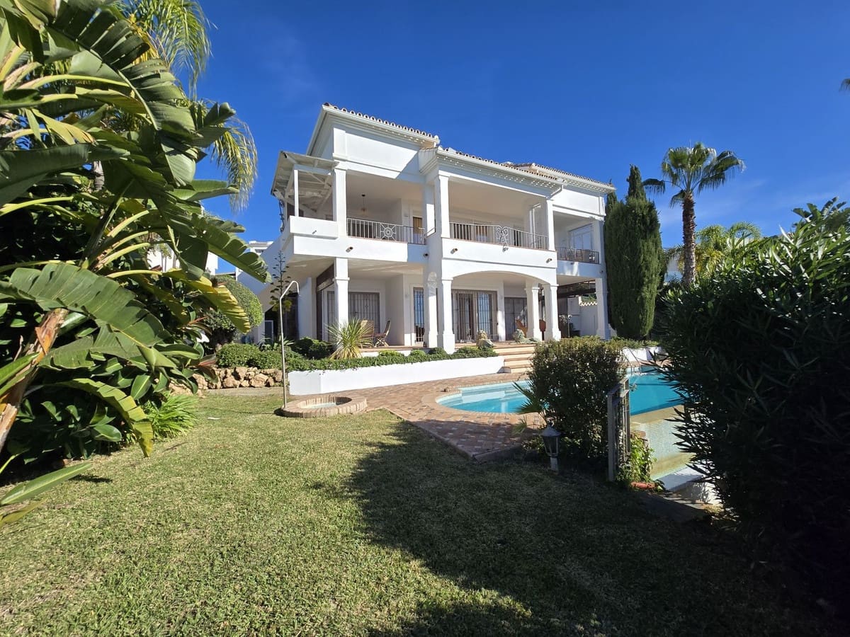 4 bedroom Villa for sale in Marbella with pool garage - € 1,990,000 (Ref: 8727778)
