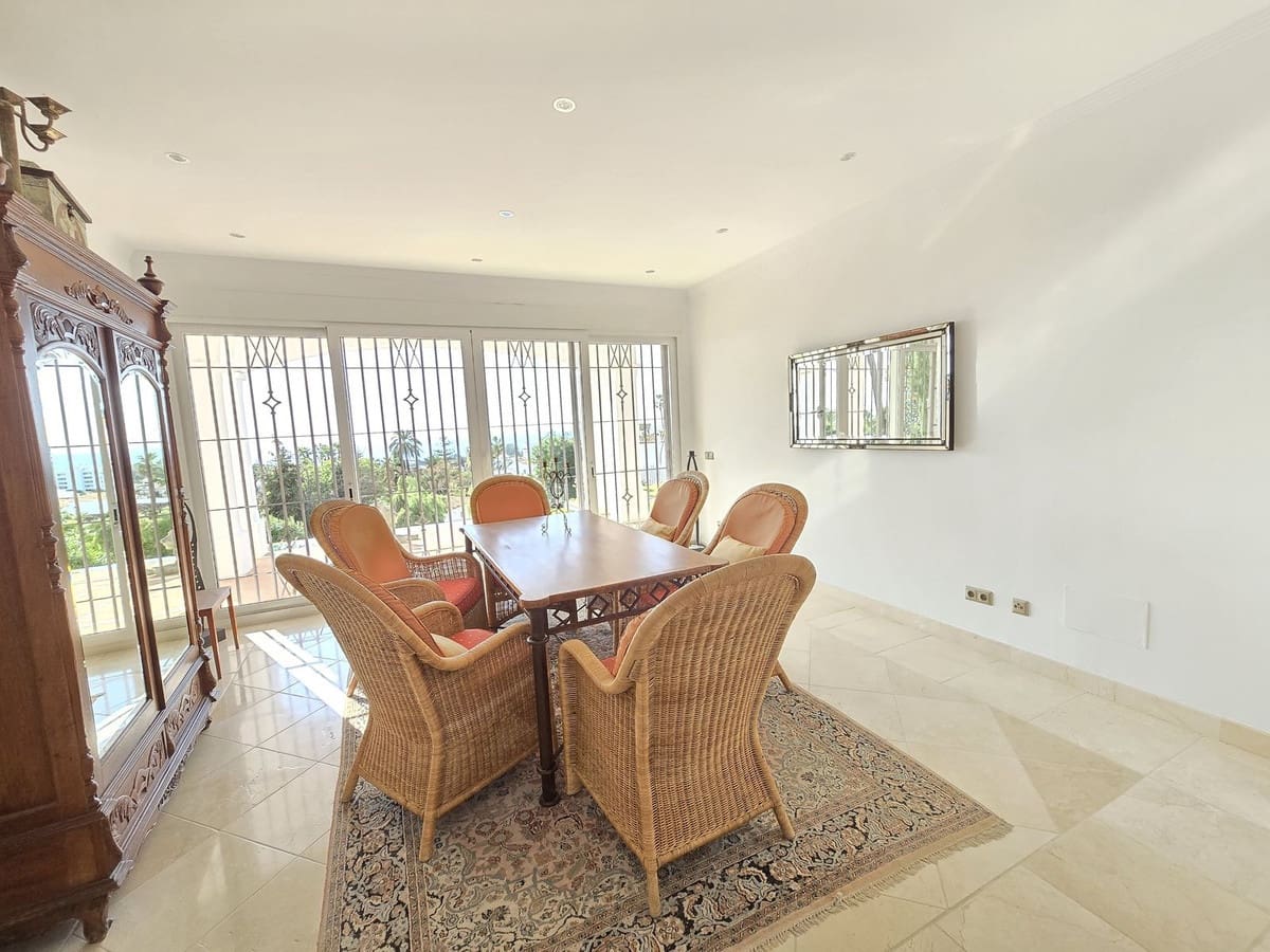 4 bedroom Villa for sale in Marbella with pool garage - € 1,990,000 (Ref: 8727778)