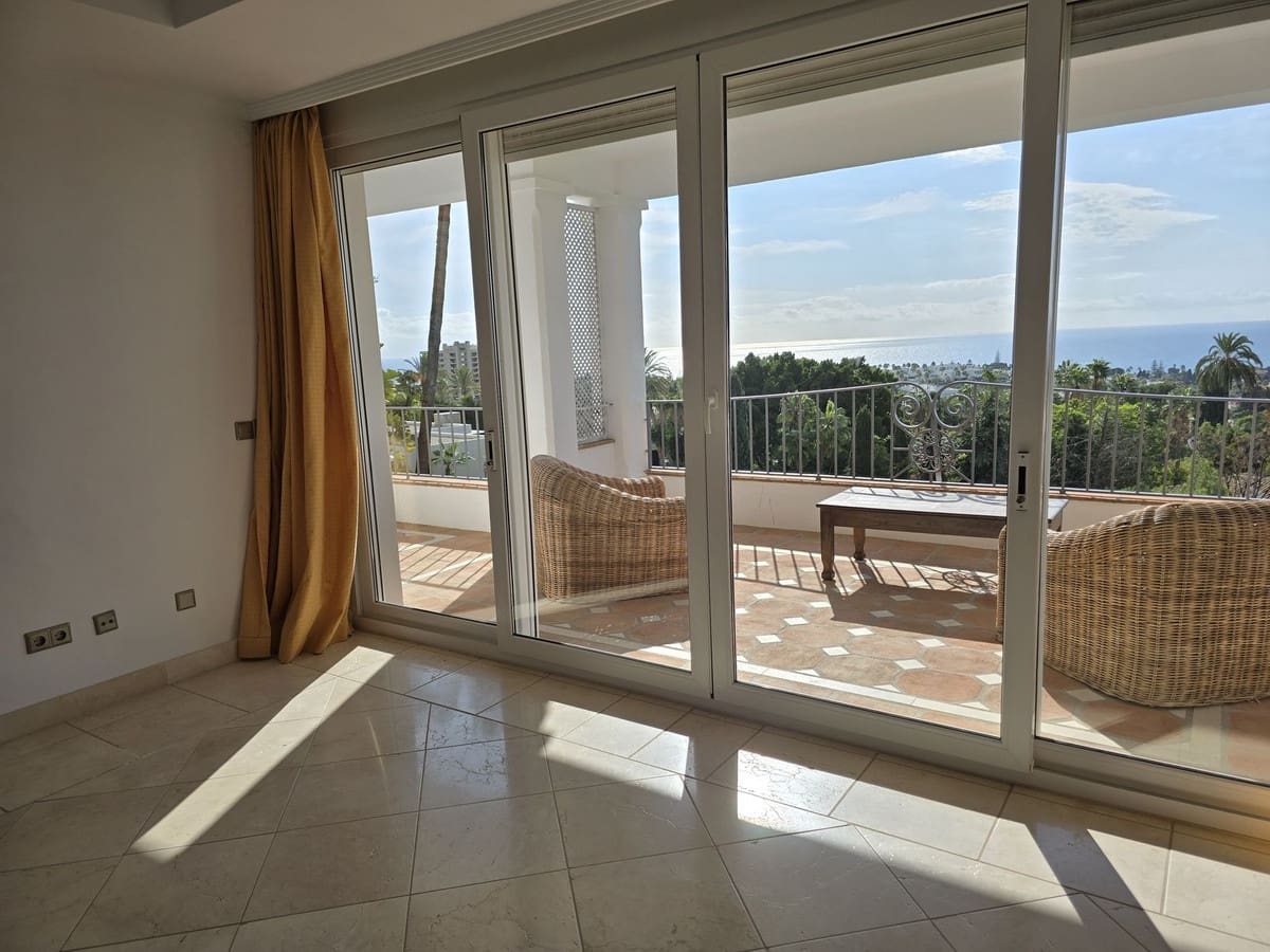 4 bedroom Villa for sale in Marbella with pool garage - € 1,990,000 (Ref: 8727778)