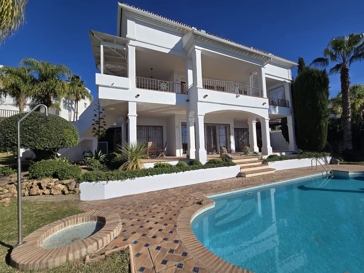 4 bedroom Villa for sale in Marbella with pool garage - € 1,990,000 (Ref: 8727778)