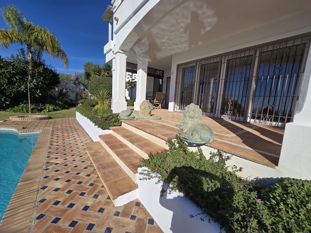 4 bedroom Villa for sale in Marbella with pool garage - € 1,990,000 (Ref: 8727778)