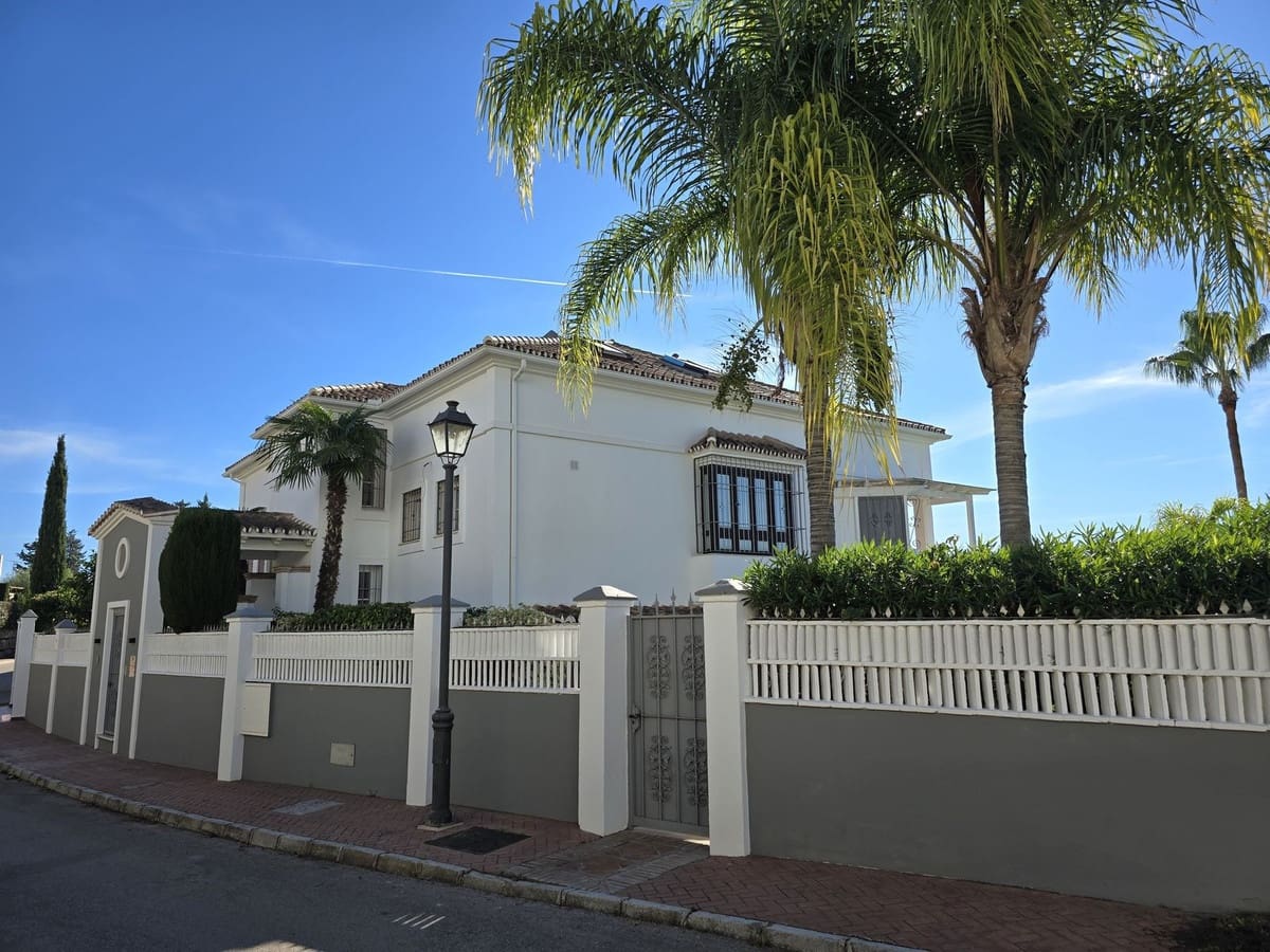 4 bedroom Villa for sale in Marbella with pool garage - € 1,990,000 (Ref: 8727778)