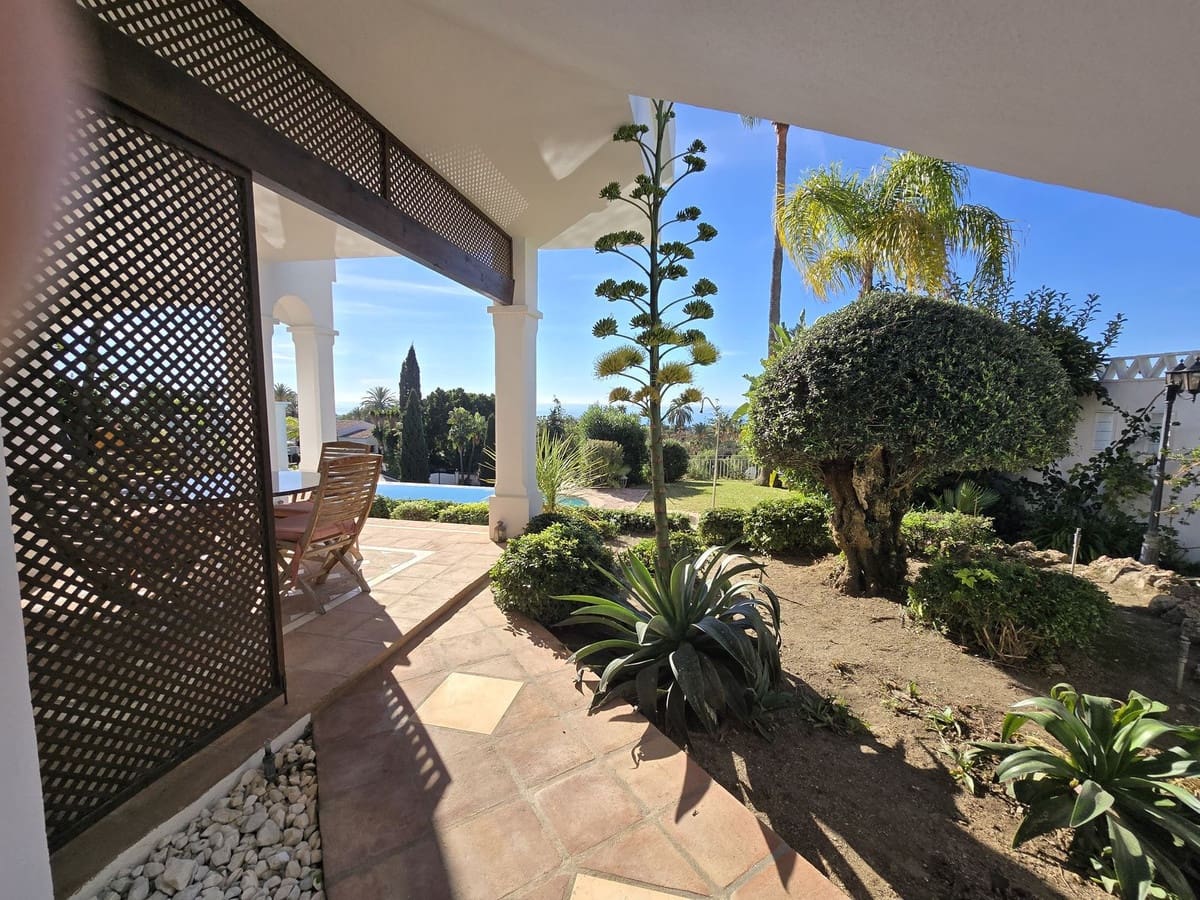 4 bedroom Villa for sale in Marbella with pool garage - € 1,990,000 (Ref: 8727778)