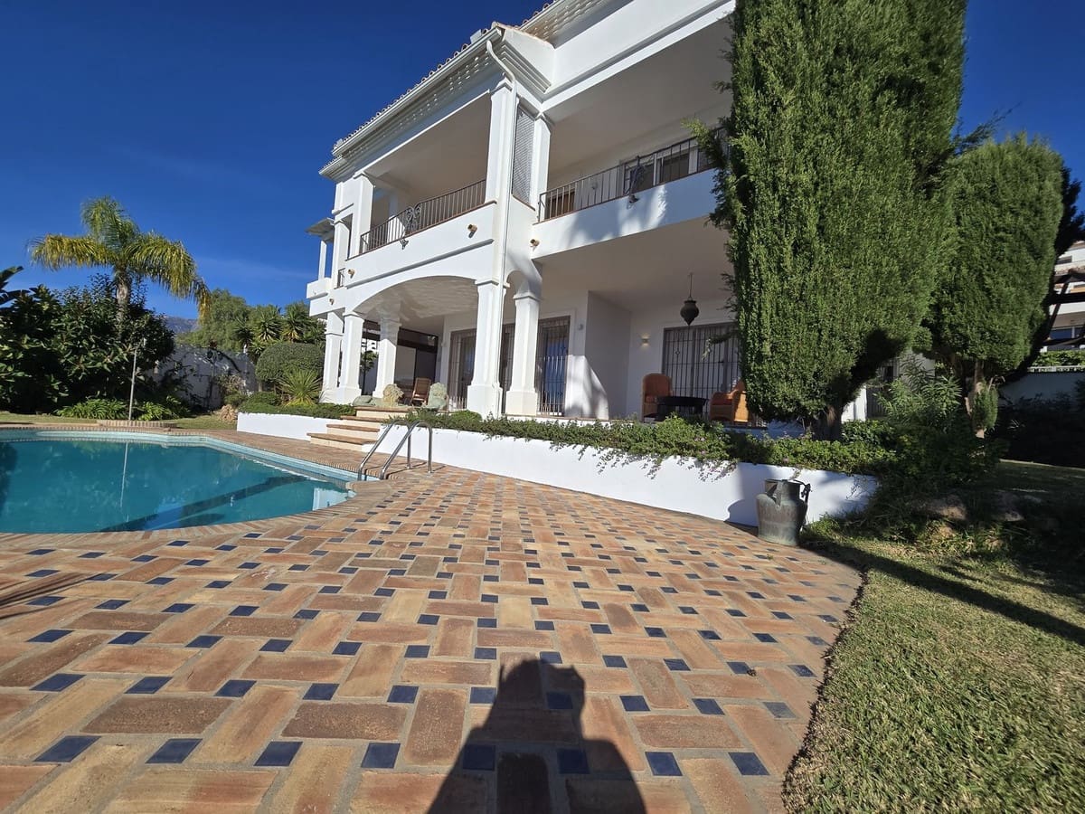 4 bedroom Villa for sale in Marbella with pool garage - € 1,990,000 (Ref: 8727778)